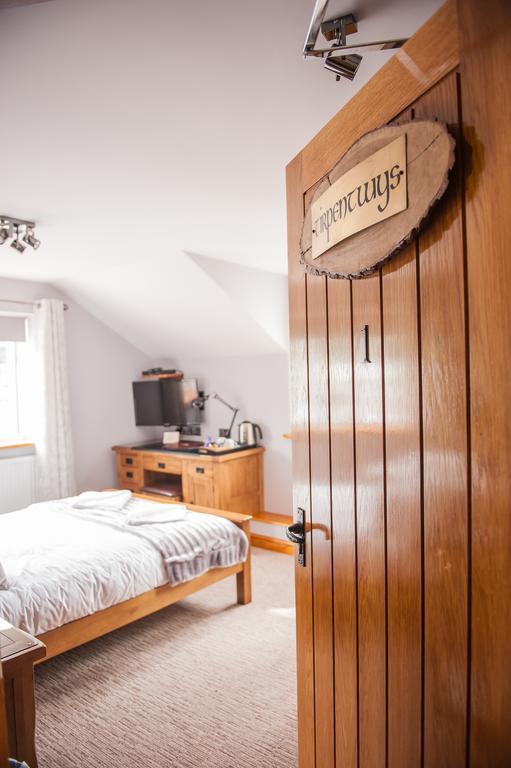The Little Crown Inn Pontypool Eksteriør billede